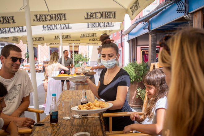 V več panogah delavcev primanjkuje, kar pa bi se ob morebitnih novih zapiranjih gospodarstva v četrtem valu epidemije lahko spremenilo. FOTO: Voranc Vogel/Delo