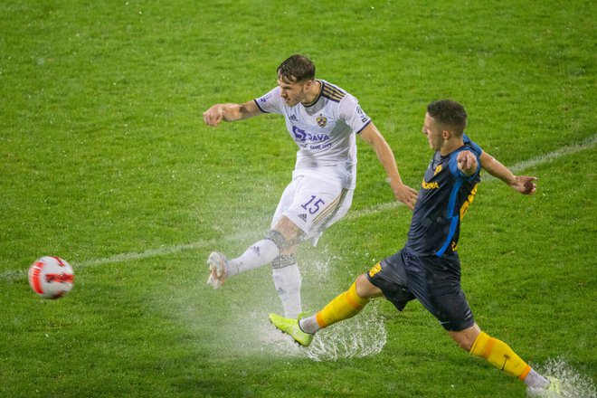 Uvodni nepopolni krog Prve lige je sklenil zanimiv štajerski derbi. Na razmočeni zelenici je do preobrata prišel Maribor, ki je po zaostanku z 0:2 na koncu premagal Celje z 2:3. FOTO: Voranc Vogel/Delo