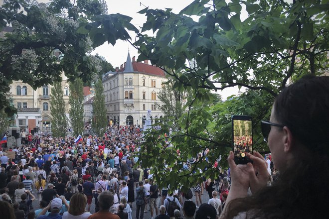 Splošne trditve, da naj bi bilo na shodih izkazano večje tveganje za prenos okužbe kot pri drugih oblikah srečanj ljudi, brez predložitve dokazov za tako dolgotrajen poseg v pravico do mirnega zbiranja ne zadostujejo, meni ustavno sodišče. FOTO: Jure Eržen/Delo