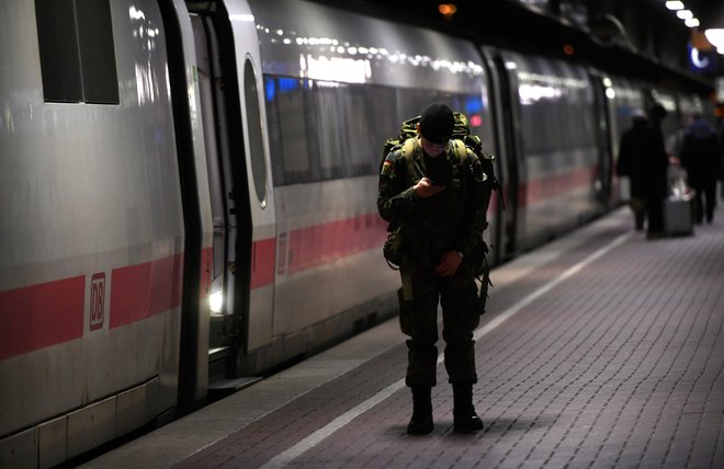 Po Evropi je pogosto mnogo manj zamudno in bolj udobno potovati z vlakom. FOTO: Ina Fassbender/AFP