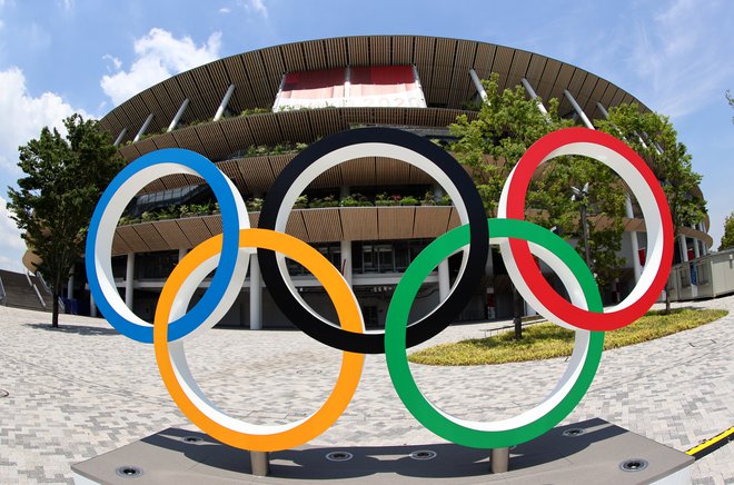 Pogled na olimpijske kroge pred nacionalnim štadionom v Tokiu. FOTO: Kim Kyung-hoon/Reuters