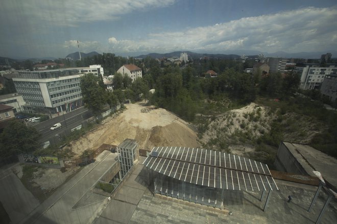 V gradbeni jami, ki že četrt stoletja zeva ob Dunajski in Topniški cesti, naj bi država končno začela graditi stavbo s sodobnimi prostori za uslužbence ljubljanskih sodišč. FOTO: Jure Eržen /Delo