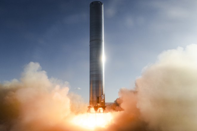 Super heavy je za nekaj sekund prižgal motorje. FOTO: SpaceX