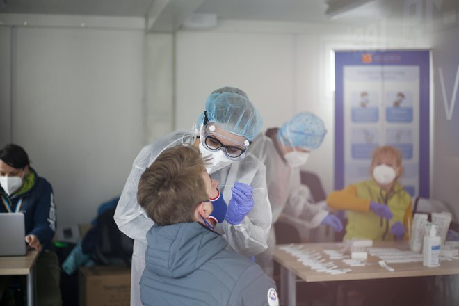 V nekaterih podjetjih stroške testiranja zaposlenih krijejo že zdaj. FOTO: Matej Družnik/Delo