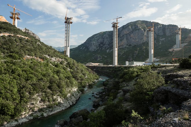 Obsežna gradnja prometnic na hribovitem Balkanu bi bila finančno zahtevna tudi za bistveno bogatejše države. Foto Stevo Vasiljević/Reuters