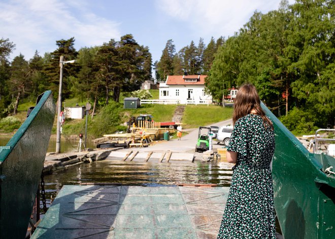 Pogled na prenovljeno letovišče na Utøyi s trajekta, na katerem stoji Astrid Eide Hoem, ena od najstnikov, ki so preživeli napad.<br />
Foto: Petter Berntsen/AFP