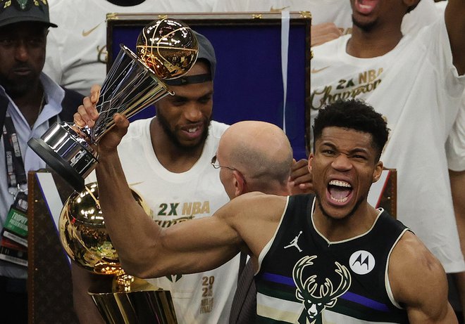 Giannis Antetokounmpo v šampionskem vrvežu po odločilni zmagi košarkarjev Milwaukeeja nad Phoenixom. FOTO: Jonathan Daniel/AFP