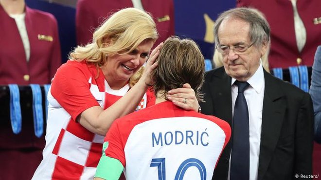 Fotografije nasmejane predsednice, ki v premočenem dresu hrvaške nogometne reprezentance sredi Moskve objema in poljublja finaliste svetovnega prvenstva, so leta 2018 obšle svet. Fotografije Reuters