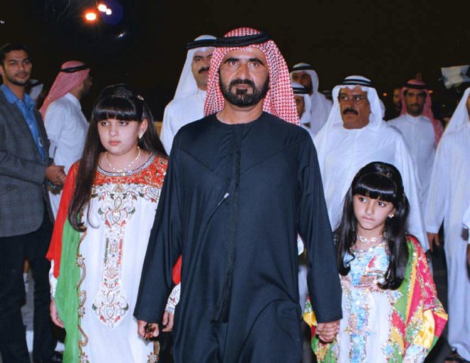 Dubajski emir Mohamed Bin Rašid Al Maktum na festivalu nakupovanja leta 1999 s hčerkama Latifo (levo) in Mariam. Foto Reuters
