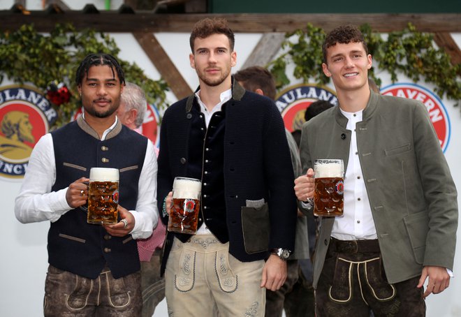 Leon Goretzka (v sredini) ob Sergu Gnabryju in Benjaminu Pavardu predstavlja mlajši rod Bayernovih zvezdnikov, ki naj bi imeli glavne vloge. FOTO: Stefan Matzke/Reuters