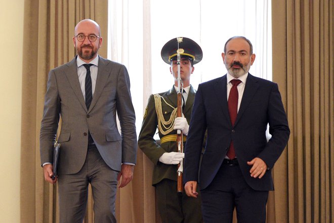 Predsednik evropskega sveta Charles Michel (levo) je armenskemu premieru Nikolu Pašinjanu prinesel &shy;finančni paket v višini 2,6 milijarde evrov. FOTO: Karen Minasjan/AFP