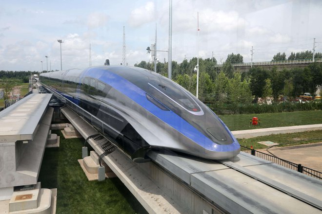 To naj bi bil doslej najhitrejši vlak vrste maglev (angleška kratica za magnetic levitation), ki s pomočjo elektromagnetne sile &raquo;lebdijo&laquo; nad progo. FOTO: Reuters