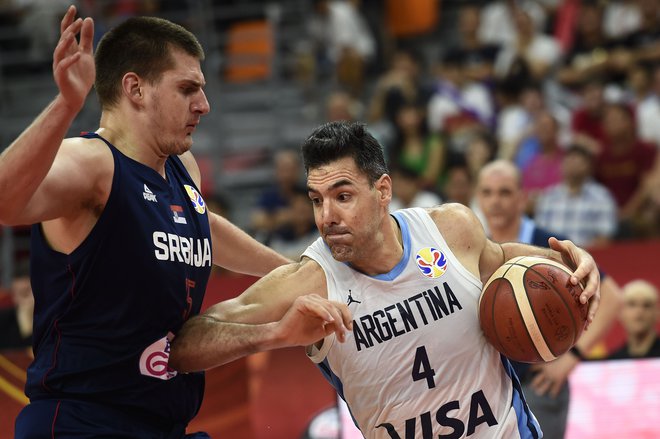 Luis Scola (desno) je na SP 2019 spravil v zadrego tudi letošnjega MVP lige NBA Nikolo Jokića (levo). Foto Ye Aung Thu/AFP