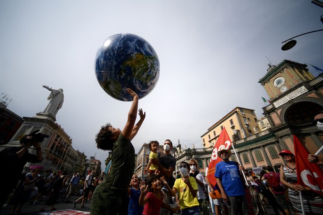 V Neaplju, kjer so se srečali ministri članic G20 za podnebje in okolje, poteka protest, na katerem okoljske organizacije zahtevajo več okoljevarstvenih ukrepov. FOTO: Filippo Monteforte/Afp