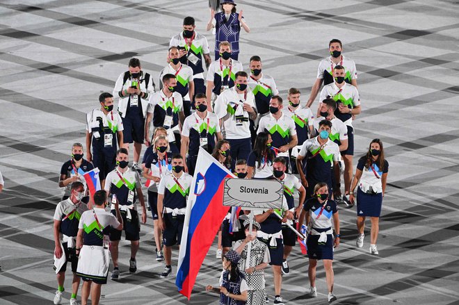 Slovenska olimpijska delegacija na današnjem odprtju iger v Tokiu. FOTO: Martin Bureau/AFP