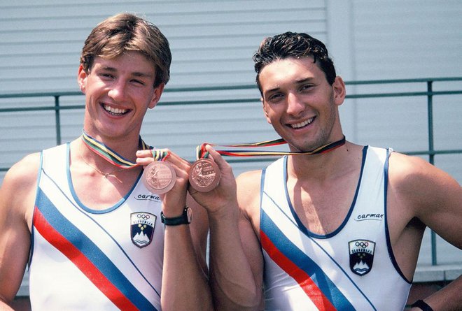 Iztok Čop (levo) in Denis Žvegelj s prvima olimpijskima kolajnama za samostojno Slovenijo. FOTO: Reuters