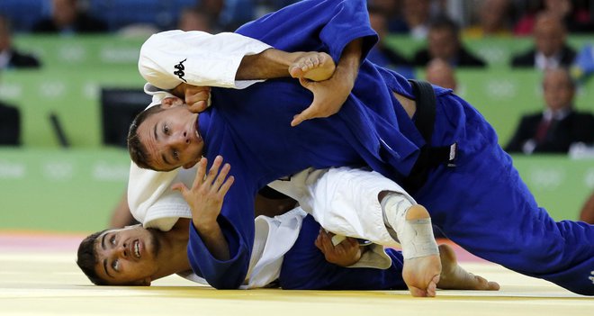 Adrian Gomboc (v modrem kimonu) je moral v polfinalu prejšnjih poletnih OI v Riu priznati premoč poznejšemu prvaku, Italijanu Fabiu Basileju. FOTO: Matej Družnik