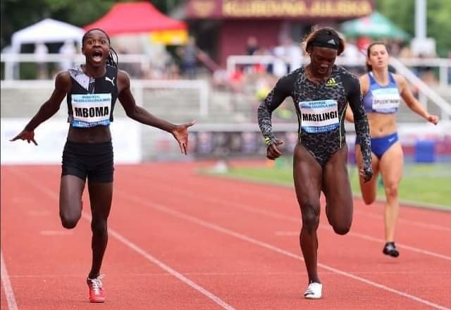 Christine Mboma in Beatrice Masilingi bosta lahko tekli na 100 in 200 metrov, za daljše razdalje bi si morali zmanjšati količino testosterona v telesu. FOTO: zajem zaslona Twitter/New Era Newspaper