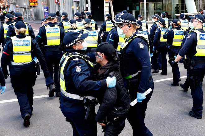 Protestniki so se spopadli s policisti in jih obmetavali s steklenicami. Po navedbah policije je bilo v Sydneyju aretiranih več ljudi. FOTO: Con Chronis/AFP