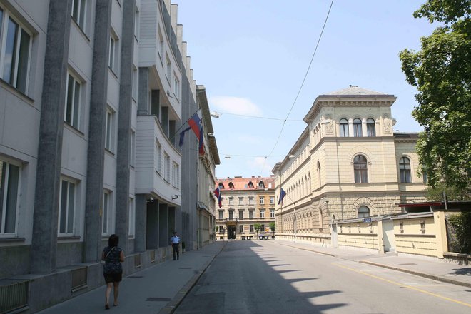 Občina je že pred časom načrtovala omejitev prometa na Gregorčičevi ulici, a jo bodo zdaj v celoti uredili. Vlada namreč pod cesto načrtuje gradnjo podhoda. FOTO: Dejan Javornik