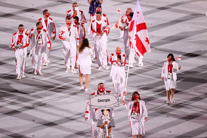 Prva športnica z devetimi nastopi na olimpijskimi igrami je Gruzijka Nino Salukvadze, kij e bila tudi zastavonoša na otvoritveni ceremoniji olimpijskih iger. FOTO: Mike Blake Reuters