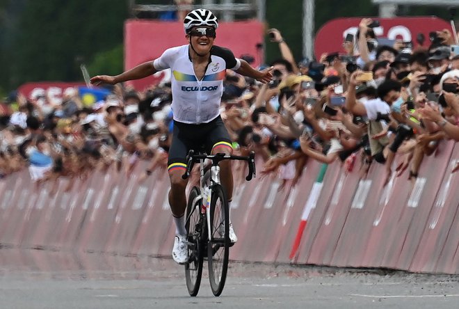 Richard Carapaz je z olimpijskim podvigom spravil na noge rojake. FOTO: Greg Baker/AFP