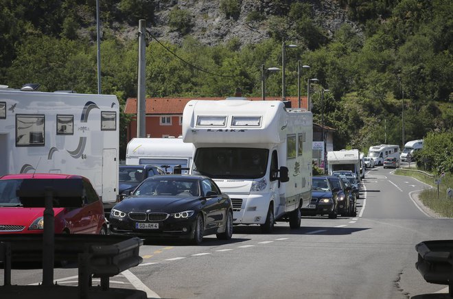 Vozniki morajo na mejnih prehodih s Hrvaško čakati tako pri vstopu v in izstopu iz države. FOTO: Jože Suhadolnik