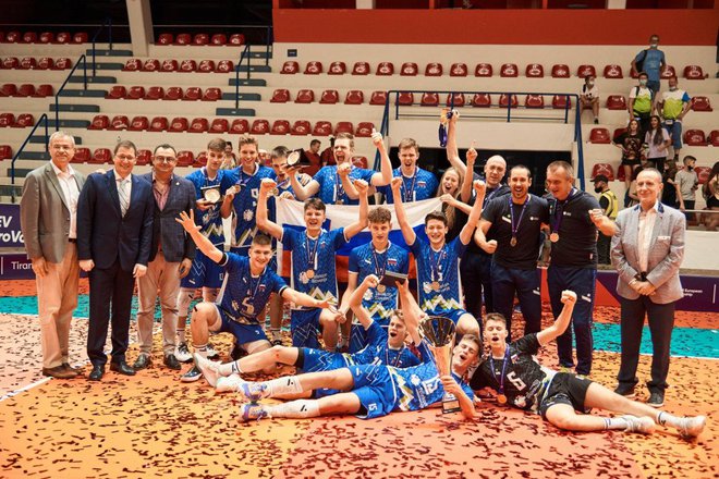 Ne le člani, slovenski odbojkarji so se v Tirani poveselili zmage na kadetskem evropskem prvenstvu. FOTO: CEV