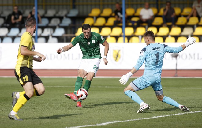 Olimpija je pri novincu v 1. SNL Radomljah iztržila le točko, tudi prvi gol Save Petrova v zeleno-belem dresu pa ni polepšal vtisa o napadalčevi igri. FOTO: Blaž Samec/Delo