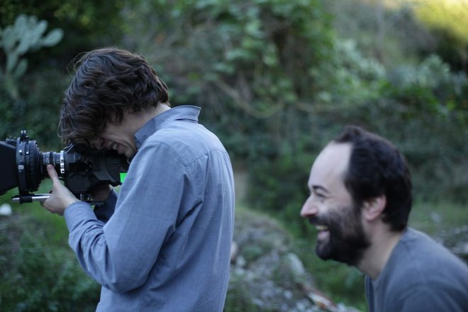 Matjaž Ivanišin (desno) in direktor fotografije Gregor Božič na snemanju filma <em>Playing Men. </em><br />
FOTO: Zavod Nosorog