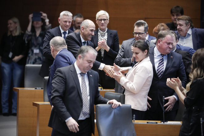 Kot smo se naučili leta 2018, lahko na novo dobimo toliko volivcev, kolikor jih obiščemo, je v Bovcu svojim podpornikom dejal Janez Janša. FOTO: Uroš Hočevar/Delo