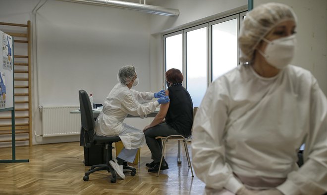 Cepljneim z različinimi cepivi bodo ponudili tretji odmerek. FOTO: Blaž Samec/Delo