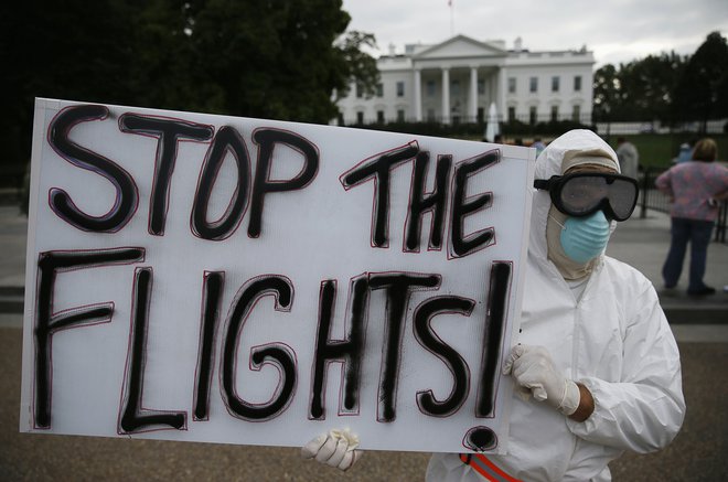 Prepoved potovanj v ZDA še ne bo kmalu odpravlejna. (Na fotografiji protestniki za omejitev letov v ZDA ob epidemiji ebole.) FOTO: Jim Bourg Reuters/Pictures