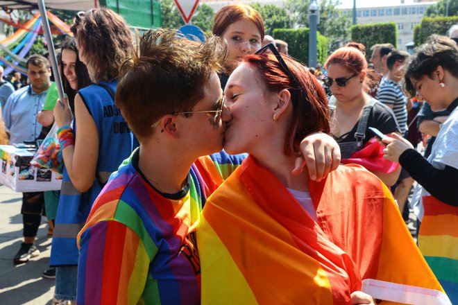 Vladni mediji so o sobotni paradi ponosa v Budimpešti, najbolj množični do zdaj, molčali. FOTO:&nbsp; Ferenc Isza/Afp