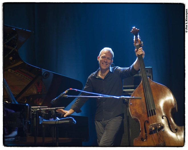 Avishaija Cohena je na začetku kariere pod okrilje vzel legendarni Chick Corea. Foto Jos Knaepen