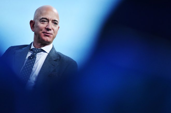 Jeff Bezos je pred dnevi prvič poletel v vesolje na svoji raketi za podorbitalne polete, namenjene turizmu. A jasno je, da je precej bolj ambiciozen. FOTO: Mandel Ngan/AFP