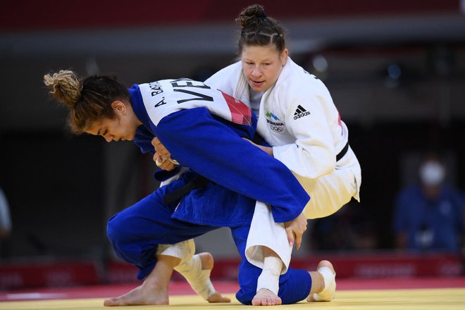 V četrtfinalu je Tina Trstenjak (desno) po hudem boju ustavila Venezuelko Anriquelis Barrios. FOTO: Franck Fife/AFP