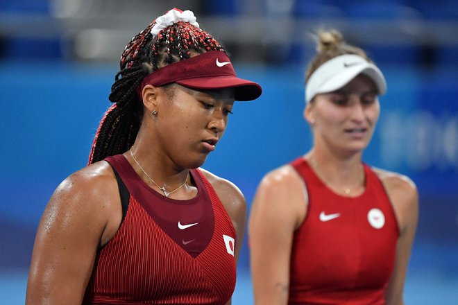 Naomi Osaka je prejela bolečo zaušnico od Markete Vondroušove (desno) in ostala brez odličja na olimpijskih igrah. FOTO: Tiziana Fabi/AFP