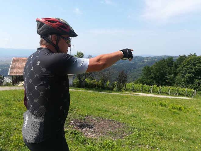 Anton Zakšek, kmalu učitelj v pokoju, je med tistimi domačini, ki rade volje popelje po svojih domačih krajih. FOTO: Simona Bandur/Delo