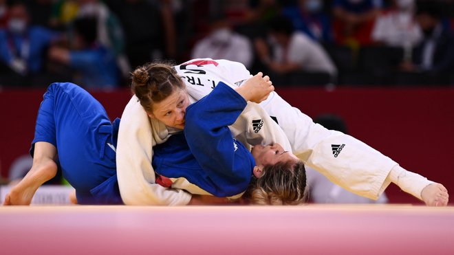 Celjska šampionka je v polfinalu v končni prijem ujela Italijanko Mario Centracchio. FOTO: Annegret Hilse/Reuters