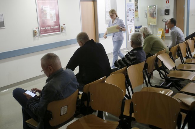 Ženske so bile dvakrat pogosteje na bolniškem dopustu kot moški, a je bilo pri zadnjih povprečno trajanje ene odsotnosti skoraj pet dni daljše. Foto Blaž Samec