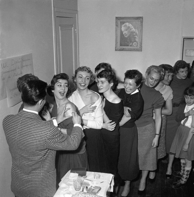 Ljudje so še pred desetletji trdno zaupali znanosti in zdravnikom ter se (kot francoske manekenke na fotografiji iz leta 1955) veselili zaščite pred boleznijo. FOTO:&nbsp;STF / AFP