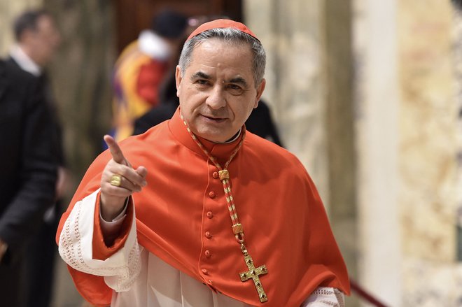 Deset obtožencev se je vnaprej izreklo za nedolžne, med njimi je tudi zdaj že nekdanji kardinal Angelo Becciu. FOTO: Andreas Solaro/AFP
