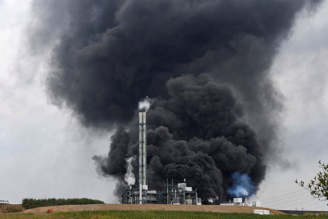 Zaprli so odsek avtoceste v bližini, da bi omogočili dostop reševalnim službam. FOTO: Anna Fross/Reuters Roberto Pfeil Afp