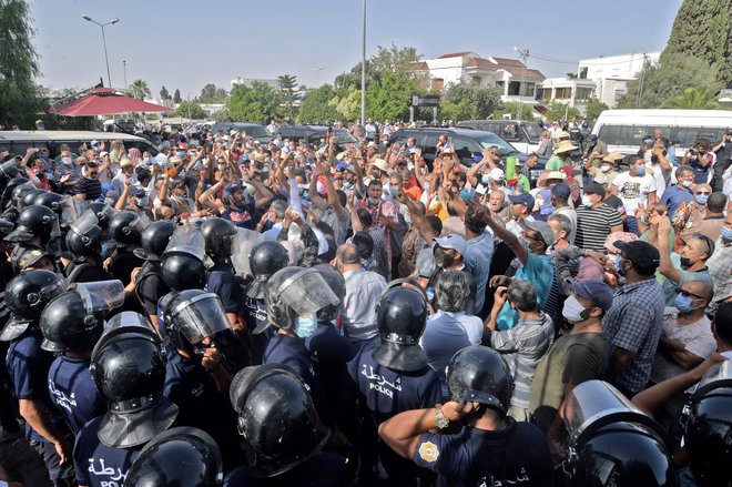 Policija je posredovala na protestih. FOTO: Fethi Belaid/AFP
