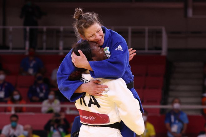 Novopečena olimpijska prvakinja Clarisse Agbegnenou je Tini Trstenjak izkazala veliko spoštovanje tako, da jo je po dvoboju dvignila visoko v zrak. FOTO: Jack Guez/AFP