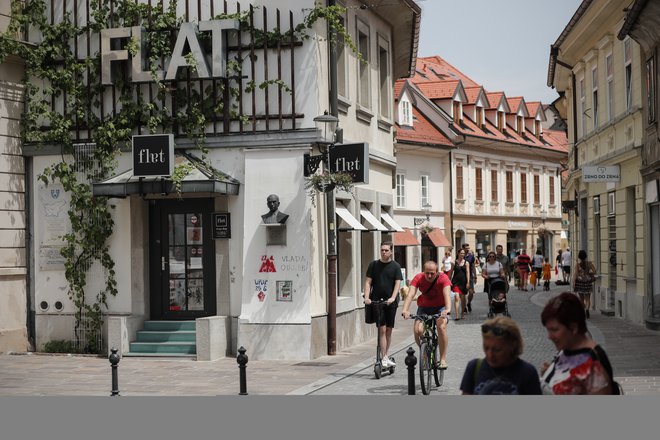 Občinski inšpektorji so trgovini Flat na Trubarjevi 7 naložili, da mora do konca meseca odstraniti reklamni napis, saj je brez dovoljenj na spomeniškem obeležju. Foto Uroš Hočevar