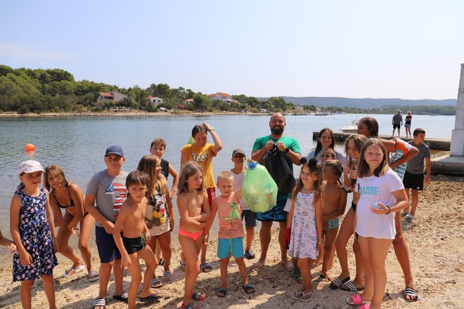 Del srečanja z otroki je tudi čiščenje obale, čemur se radi pridružijo in tako v živo spoznajo, kako ohraniti morje in naravo, pravi nekdanji učitelj Domagoj Jakopović. FOTO: Arhiv RokOtok