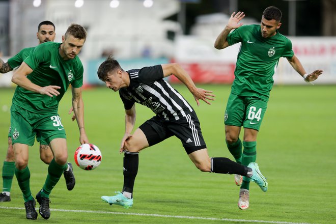 Sobočani bodo v Razgradu iskali priložnost iz nasprotnih napadov, v katerih bi utegnil biti velik adut Mihael Klepač (v sredini). FOTO: Voranc Vogel/Delo