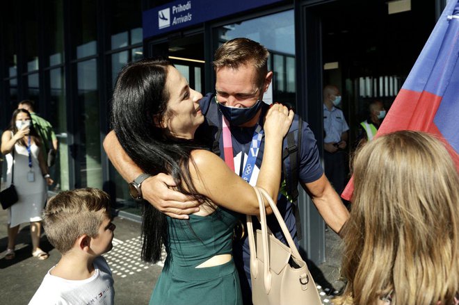 Benjamin Savšek je najprej objel najbližje, FOTO: Voranc Vogel/Delo